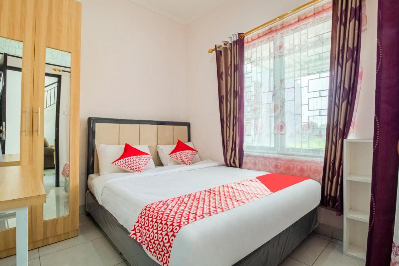 Oyo 3256 Rukost I8 Hotel Karawang Kültér fotó