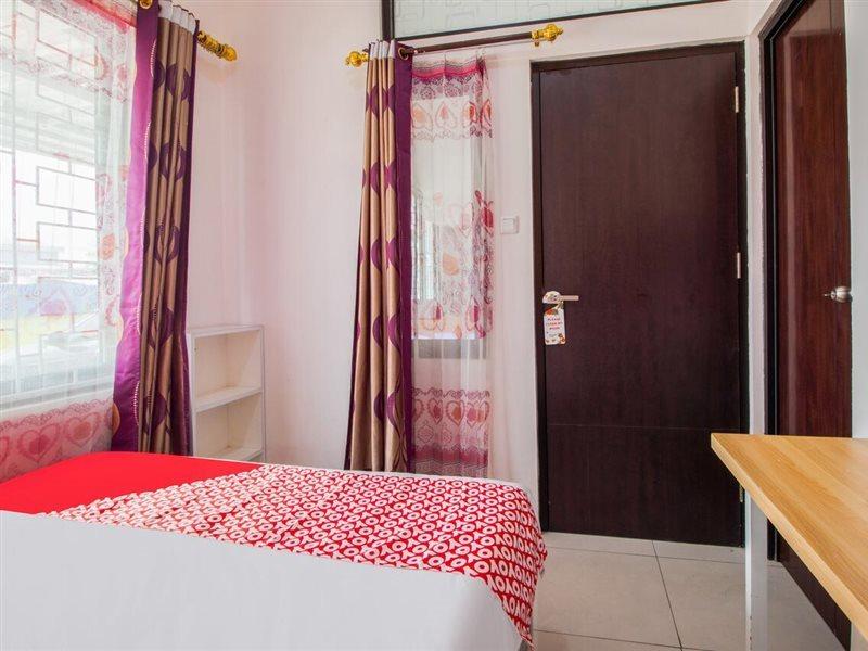 Oyo 3256 Rukost I8 Hotel Karawang Kültér fotó