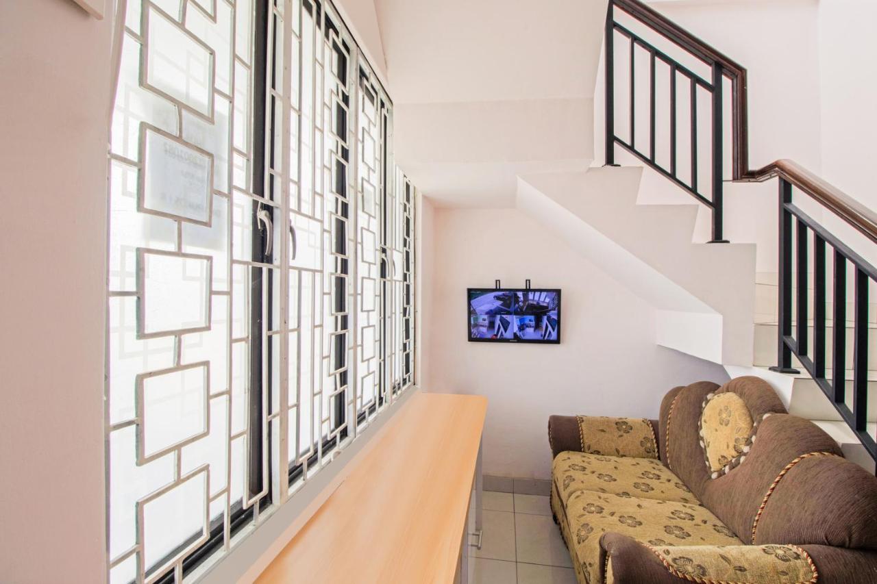Oyo 3256 Rukost I8 Hotel Karawang Kültér fotó
