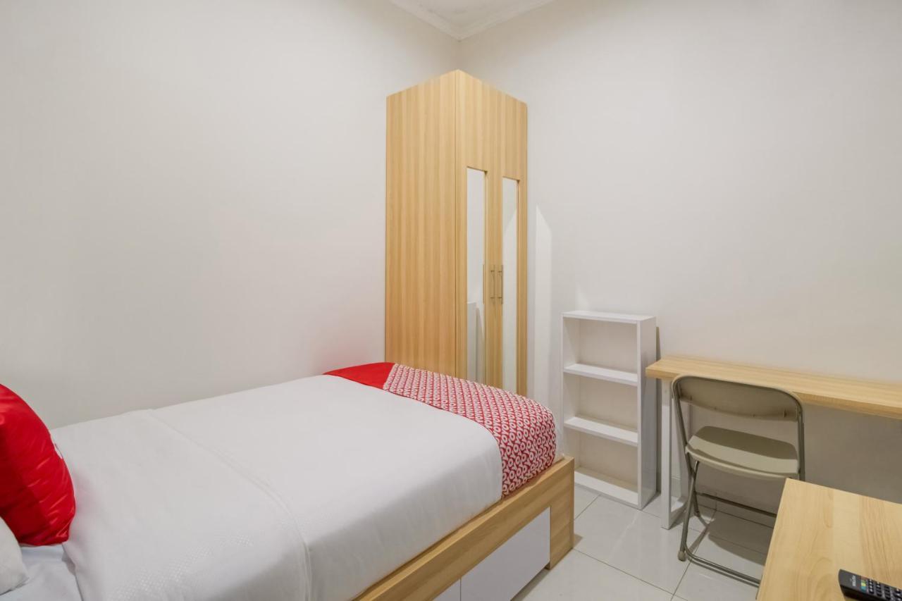 Oyo 3256 Rukost I8 Hotel Karawang Kültér fotó