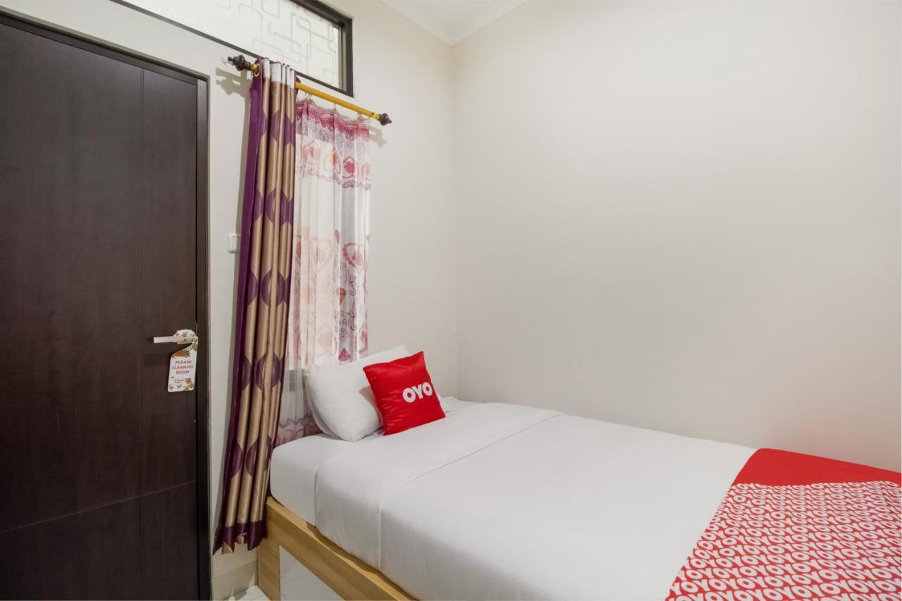 Oyo 3256 Rukost I8 Hotel Karawang Kültér fotó